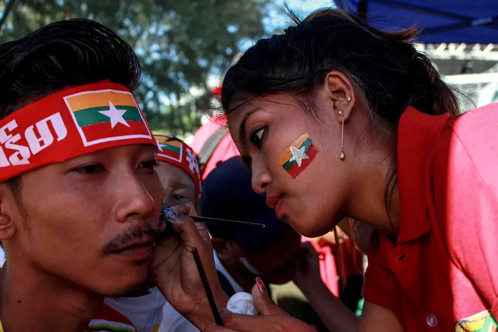 Hàng ngàn cổ động viên ùn ùn kéo về sân Thuwanna ảnh 1 Hàng ngàn cổ động viên ùn ùn kéo về sân Thuwanna ảnh 1